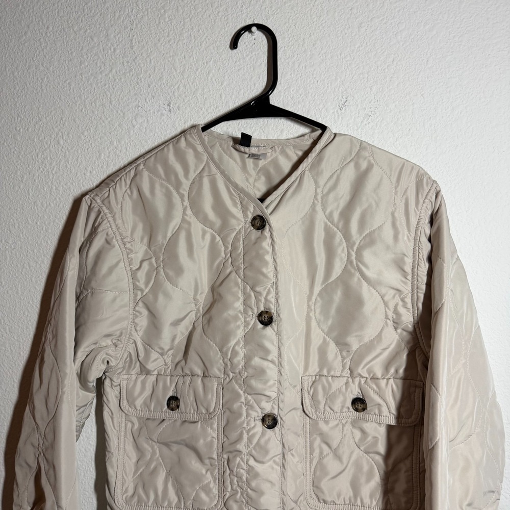 H&M By Divided Quilted Jacket Womens Small Beige V Neck Button Front Insulated - Picture 2 of 10
